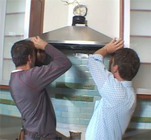 Как самостоятельно установить вытяжку на кухне